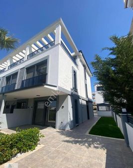 Çamlık Mahallesinde Denize 200 Metre Mesafede Havuzlu Site İçerisinde Satılık 3+1 Villa