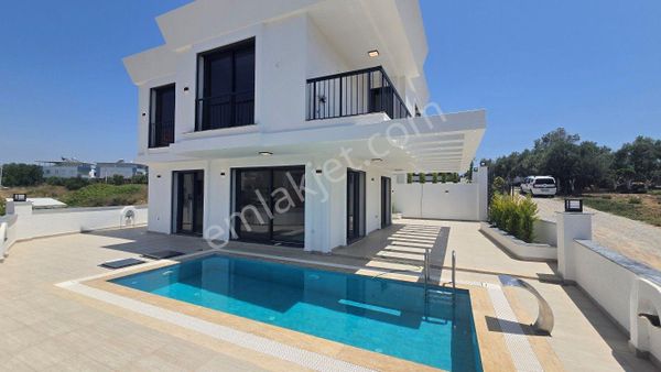 Didim Hisar Mahallesi’nde Köşe Konumda Ferah , Giriş Katında Yatak Odalı Villa