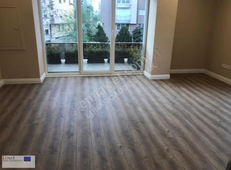 Suadiye Cami Sk.da Caddeye Yakın 3+1 Balkonlu Daire