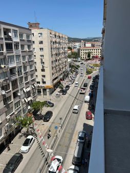 Bornova Meydan Cadde Üzeri Tadilatlı Boş Satılık 3+1 Daire
