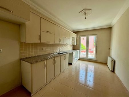 Atatürk Mahallesinde Ferah Ayrı Mutfaklı Satılık 2+1 Daire