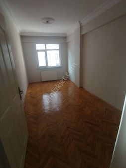 Ümraniye İstiklal Mahallesi Kavaklı Dere Caddesi Üzerinde 3.kat 2+1 Yabancı Metro Yürüme Mesafesi