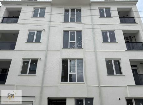 Pi Emlak'tan Çamlıca'da 2+1 Geniş Arakat Balkonlu Daire