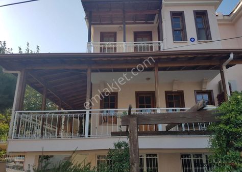 Balıkesir Ayvalık Cunda Da Satılık Tripleks Villa.