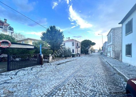 Balıkesir Ayvalık Cunda Da Satılık Bina.merkezde.denize Yakın.