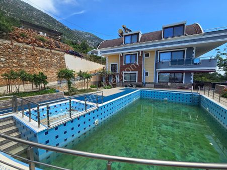 Alanya Kestelde Satılık 1000 M2 Arsa Alanlı Özenle Yapılmış Villa