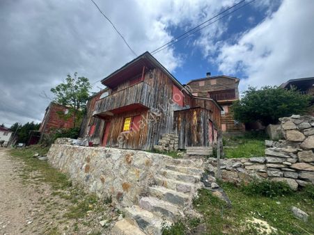 İnanç Emlaktan Kümbet Yaylasında İçinde Ev Olan Satılık Arsa