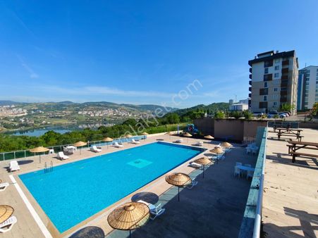 Göl Havuz Manzaralı Satılık Bahçe Dubleks Daire