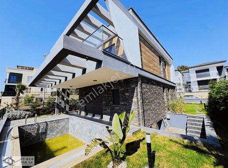 Kuşadası Soğucak'ta Özel Havuzlu Hamam-saunalı 5+1 Villa