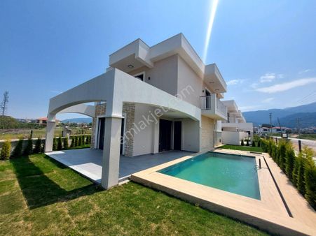 Özel Konseptli Havuzlu Satılık 4+1 Lüks Villalar