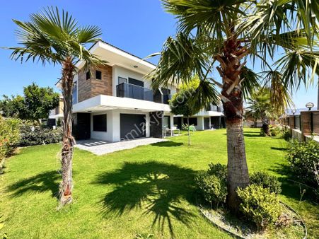 Davutlar'da Denize Yakın, Havuzlu Sitede 3+1 Villalar