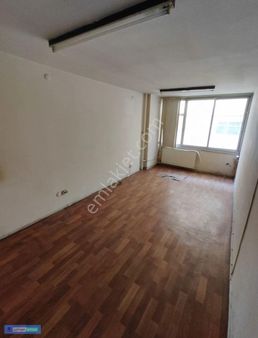 İzmir Saat Kulesinin Yakınında Ofis