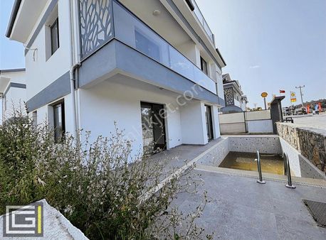 Müstakil Havuzlu Otoparklı 4+1 Geniş Kullanım Satılık Villa