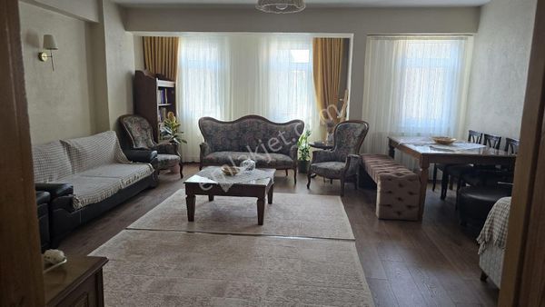 Sarayağa Caddesi'nde Arakat 2+1 Genç Binadan Satılık Daire