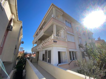 Altınoluk Merkezi Konumda Heryere Yakın 15 Yıllık Bina Da Yüksek Giriş 1+1 Temiz Daire