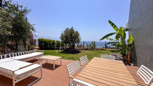 Kuşadası'nda Deniz Manzaralı Bahçe Katı Satılık Lüks Daire