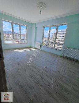 Çelik Gayrimenkulden Sıfır Ana Caddede Ve Güneş İçerisinde 2+1