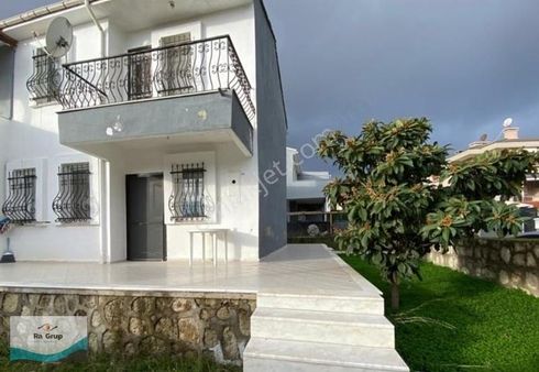 Çeşme Alaçatıda Köşe Konumda Müstakil Bahçeli 3+1 Villa