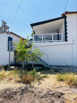 Yunusemre Sarma Da Satılık 2+1 Acık Mutdaklı Köy Evi Ve Teraslı Bahçeli Ebeveyn Banyolu Köy Evi Satı