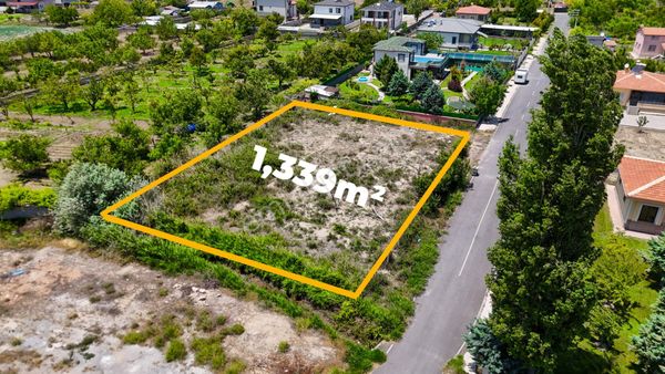 Cm Emlaktan Bor Acıgöl Mahallesi 1340 M2 Köşe Parsel Satılık Arazi