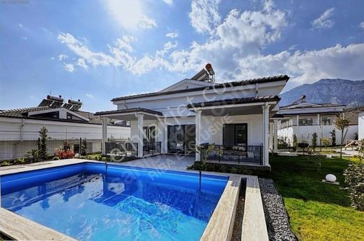 Arslanbucakta Müstakil Doğa İle İç İçe Satılık 4+1 Villa