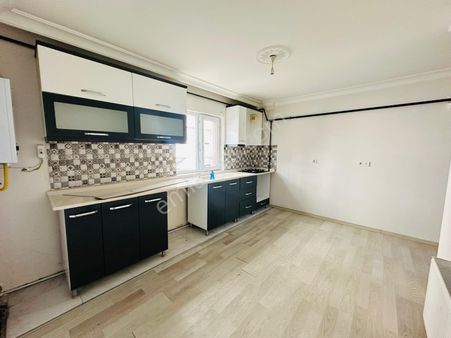 Feridunçelik'te E.banyolu Asansörlü Full Yapılı 3+1 Satılık Daire !!