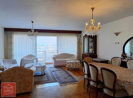 Kuşadası Marina'da Denize Sıfır 4+1 Yalı Dairesi