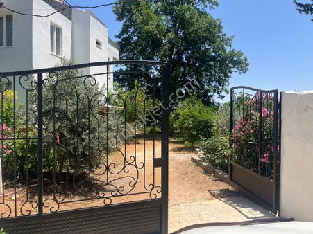 Döşemealtı Kırkgöz'de Cadde Üzeri 2376 M2 İçerisinde 3 Katlı Müstakil Satılık Ev