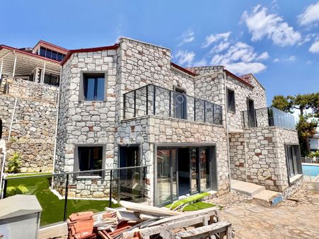 Kuşadası Avm Bölgesinde 3+1 Havuzlu Sıfır Villa