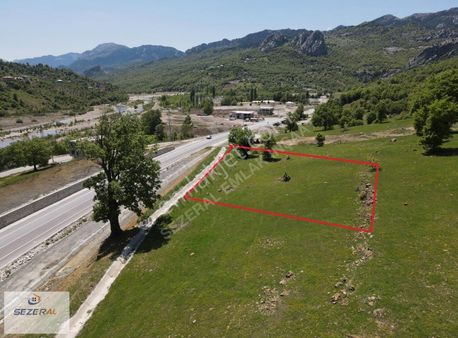 Yaylada Ana Yol Üzerinde Akarsu Ve Doğa Manzaralı Satılık Tarla