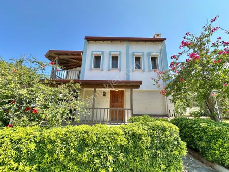 Çeşme Dalyan'da Mavi Dilek Sitesi'nde 4+1 Tripleks Satılık Villa