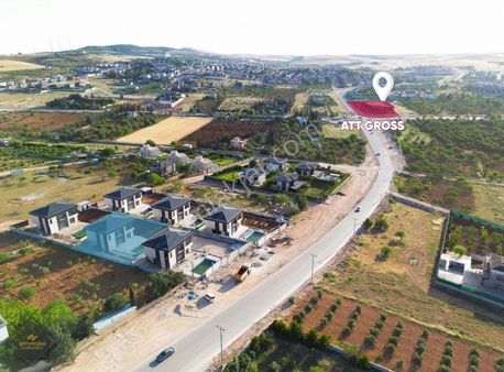 S.içerisinde Cadde Üzerinde Geniş Arazili Havuzlu 4+1 Villa !!!