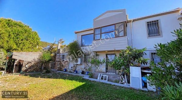 Çeşme'de Müstakil Havuzlu Deniz Manzaralı Villa