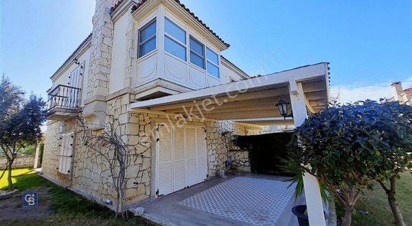 Çeşme Alaçatı Da Havuzlu Sitede Satılık Eşyalı 3+1 Villa