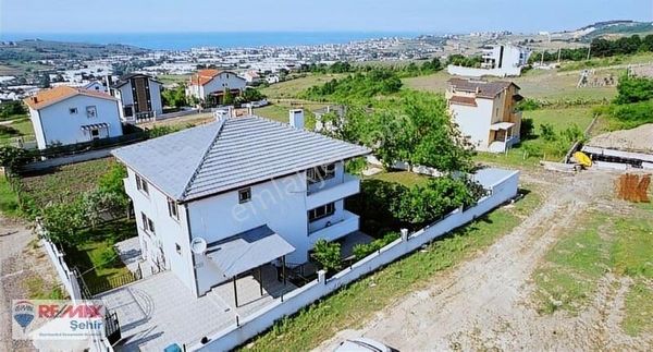 Remax Yalova'dan Akköy'de Deniz Manzaralı Geniş Bahçeli Villa