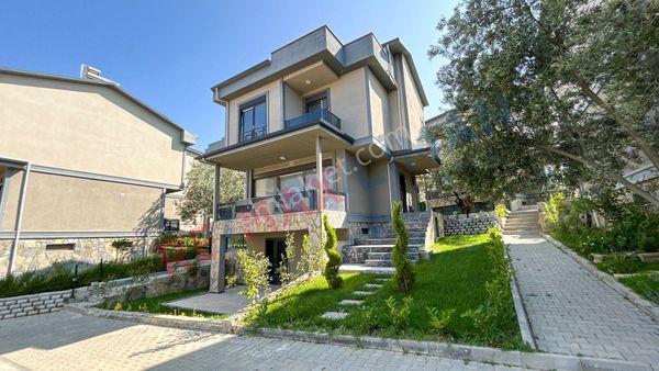 Gömeç Karaağaç'ta, Yeni Sitede, Deniz Manzaralı Satılık Dubleks Villa