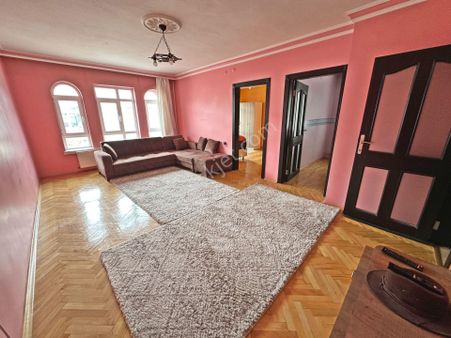 Dikimevi Metroya Yürüme Mesafesinde Katta Ön Cephede Balkonlu 3+1 Satılık Daire