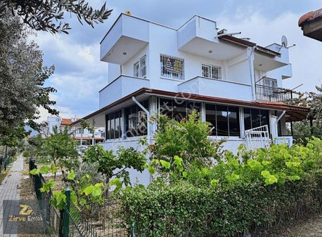 Salihleraltında Site İçerisinde Satılık 5+1 Villa