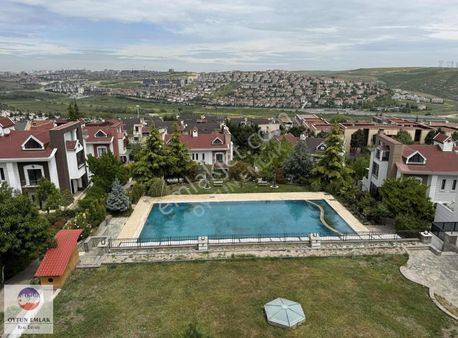Bahçeşehir'de Merkezi Konumda Satılık Müstakil Villa 500 M²