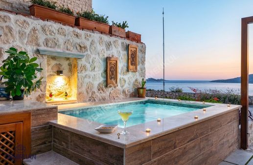 Kalkan Kışla Mevkiinde Deniz Manzaralı Ve Bahçeli Daire