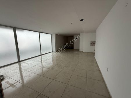 Güllüpınar Caddesi Üzerinde Kiralık Geniş Depolu Dükkan