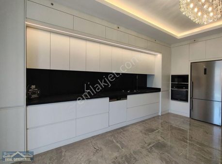 Göveçlik'te Lüksün Ötesinde Havuzlu Sosyal Donatılı 225 M2 4+1