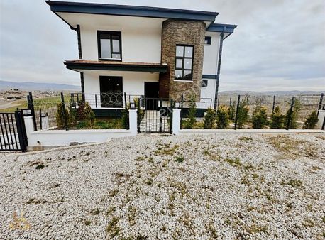 Mamak'ta 4 Banyolu Geniş Ve Ferah Oturum Alanlı 4+1 Villa