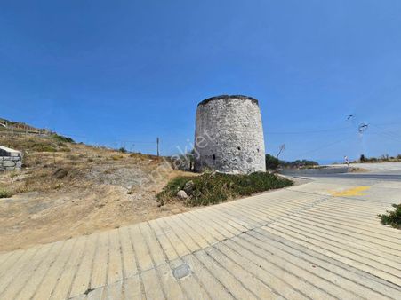 İçinde Yel Değirmeni Olan Arsa