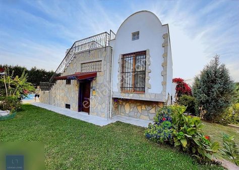 Kuşadası'nda Satılık Havuzlu Site Bahçeli 3+1 Tek Müstakil Villa