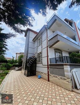Alaz Gayrimenkul'den Erenköy'de 6+1 Geniş Tripleks Villa