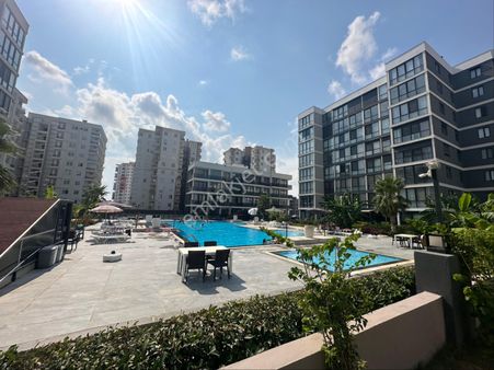 Altıntaş Da Oturuma Yaşam Olan Lüks Site De Havuza Cephe Satılık 2+1