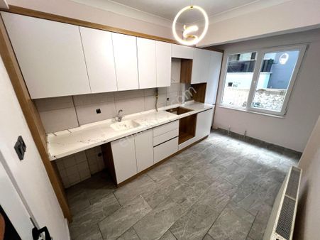 Tek Yetkili Yiğit'ten Pazar Sokağında Denize 100 Metre 2+1 Daire