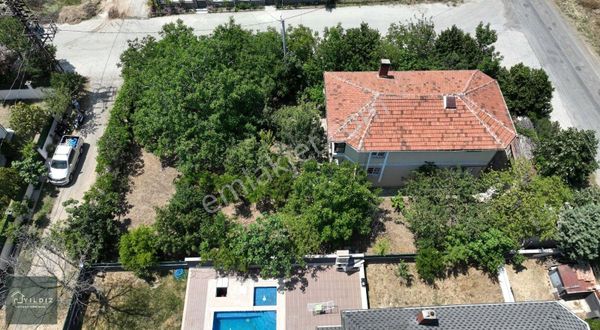 Yençiftliğin Kalbinde Köşe Parsel 750 Mt2 İçinde Geniş Aile Evi
