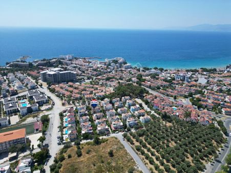 Kuşadası Kadınlar Denizinde Site İçinde 4+1 Tripleks